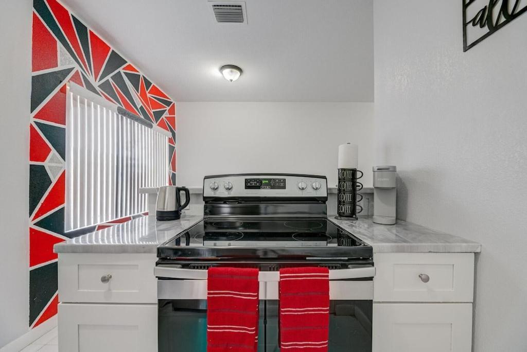 Deco Drive • Near Hard Rock Stadium • South • Wynwood Apartamento