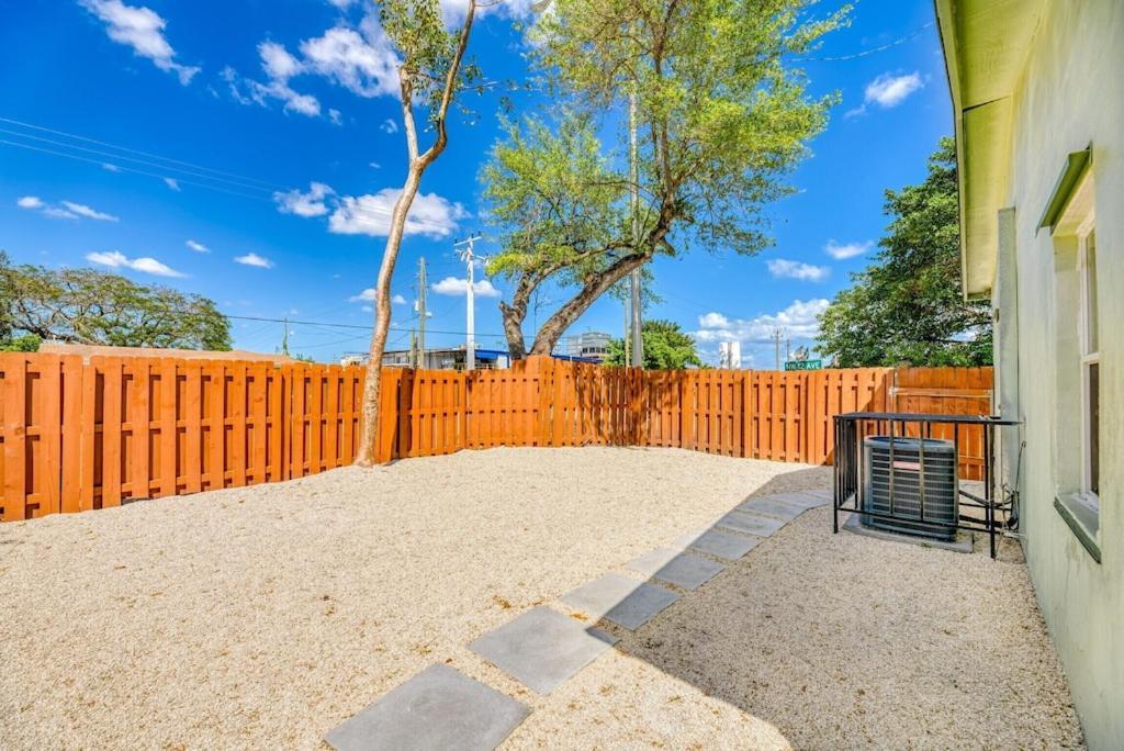 Deco Drive • Near Hard Rock Stadium • South • Wynwood Apartamento